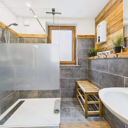 Rustikal Trifft Modern, Bar Keller, Terrasse, 2 Schlafzimmer *