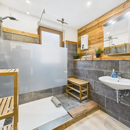 Rustikal Trifft Modern, Bar Keller, Terrasse, 2 Schlafzimmer *