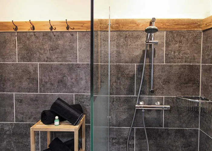 Rustikal Trifft Modern, Bar Keller, Terrasse, 2 Schlafzimmer