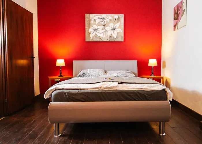 Rustikal Trifft Modern, Bar Keller, Terrasse, 2 Schlafzimmer Casa de Férias