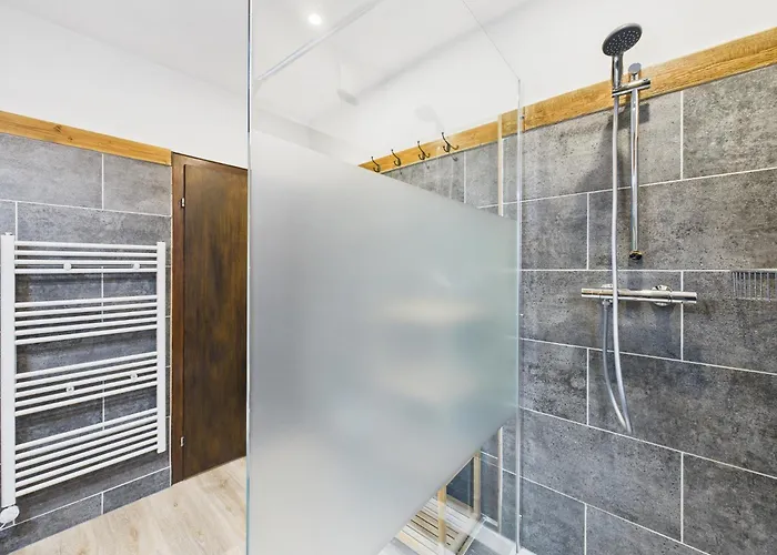 Rustikal Trifft Modern, Bar Keller, Terrasse, 2 Schlafzimmer *