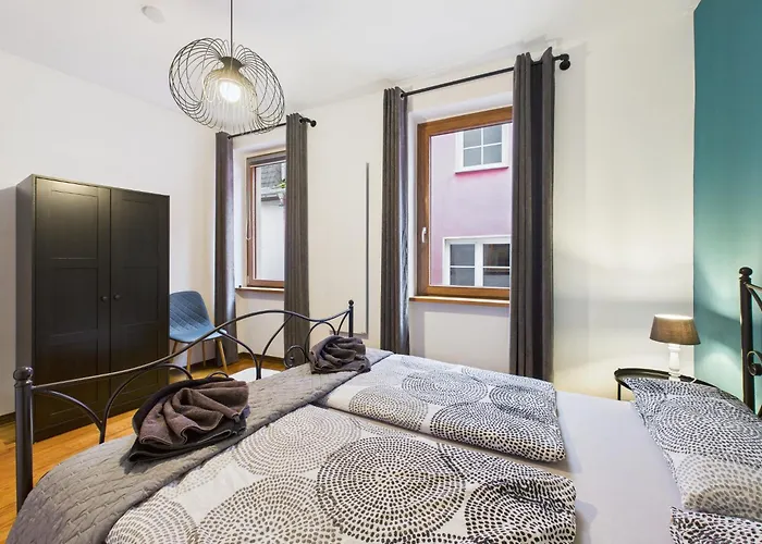 Rustikal Trifft Modern, Bar Keller, Terrasse, 2 Schlafzimmer بيت للعطل